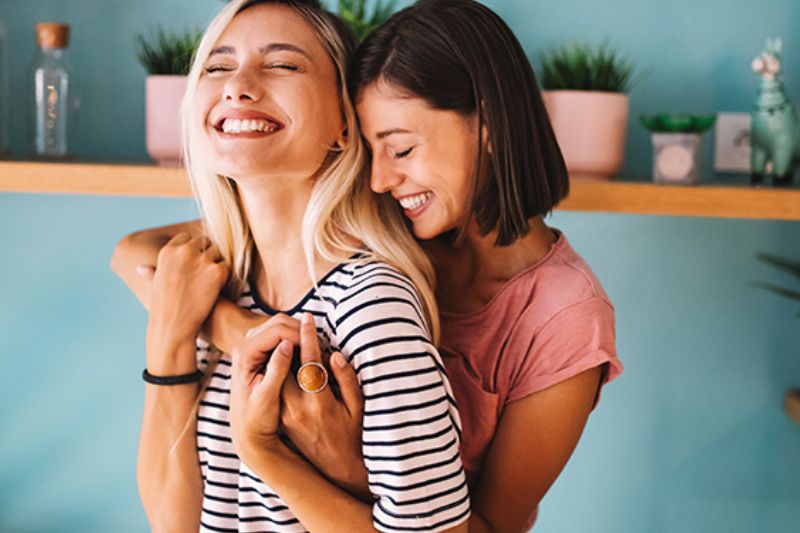 ¿Es normal sentir atracción por alguien del mismo sexo estando en pareja